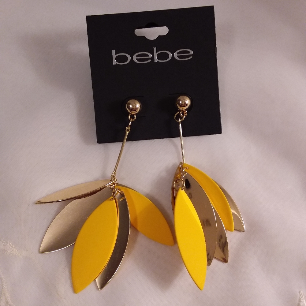 Leaf Dangle Pierce Earrings bebe